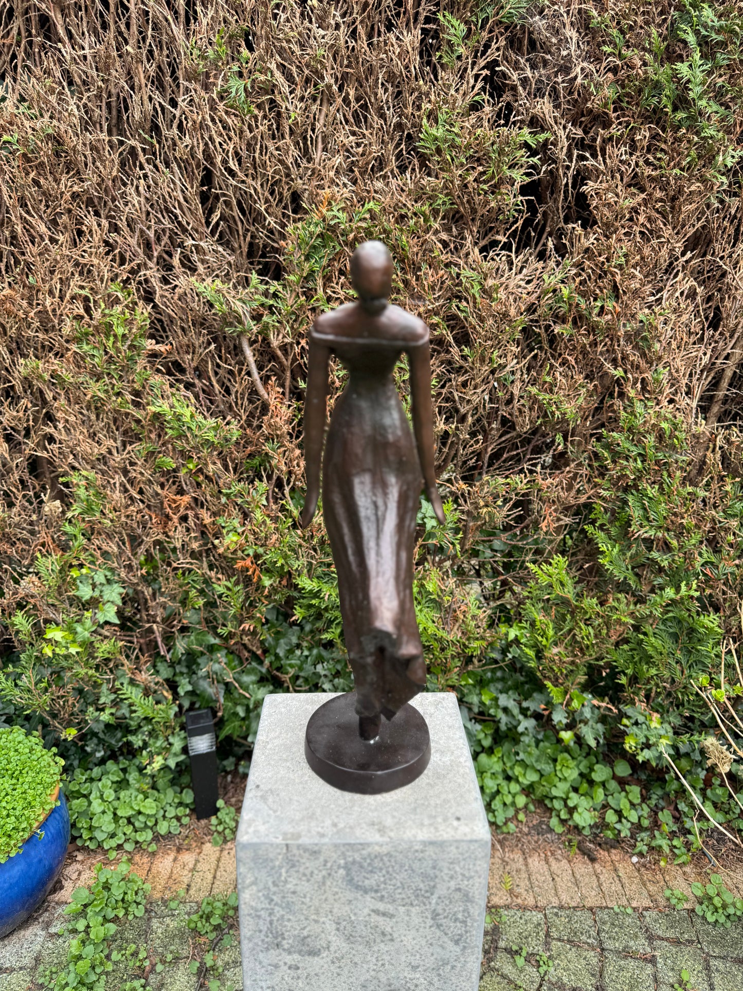 Mulher de bronze com costas curvadas - Estátua de jardim - Interior - 27x14x57cm - 4,5Kg