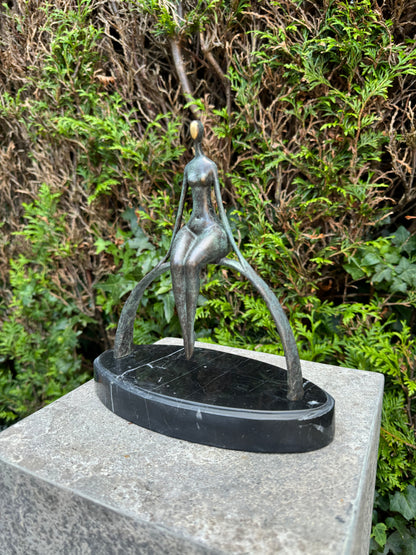 Escultura em bronze de uma mulher sentada num arco num planalto de mármore - Moderna - Elegante - Intemporal - Escultura